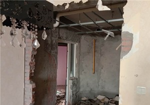 成都華陽(yáng)鳳凰城二手房拆除，墻面拆除到紅磚。