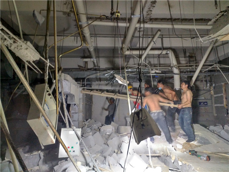 戰狼拆除府青路ktv拆除即將進入尾聲加班加點的拆除作業中