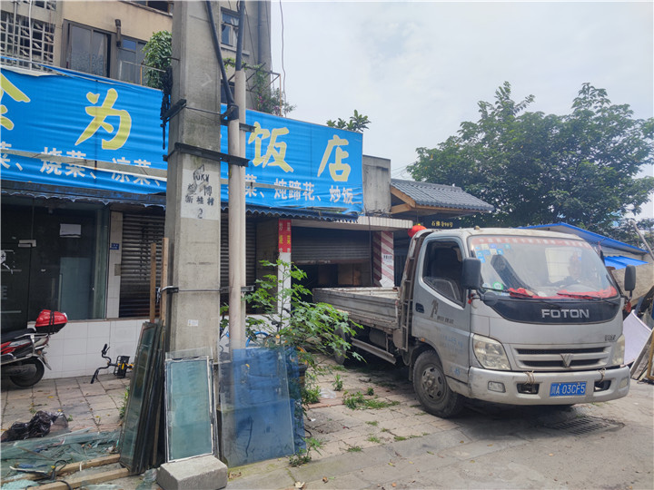 成都店鋪拆除清運公司錦江區(qū)石佛寺街86號戰(zhàn)狼拆除案例