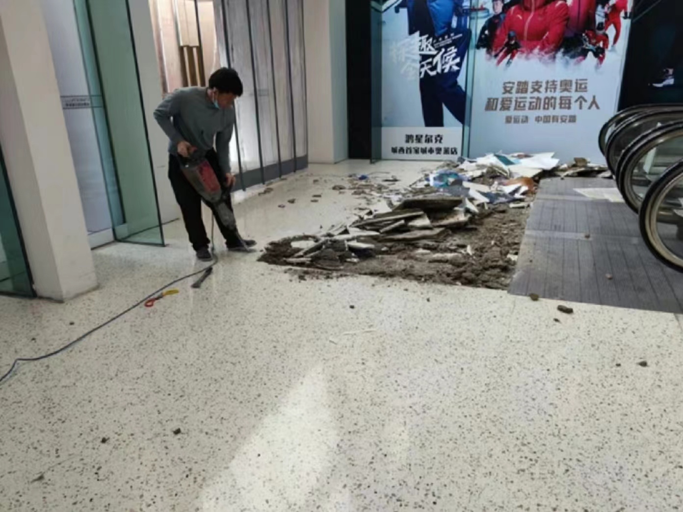 成都新城市廣場(chǎng)店鋪拆除|商場(chǎng)拆除多少錢一平?成都拆除團(tuán)隊(duì)